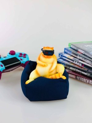 Фігурка Котана в окулярах VR на подушці (10см)