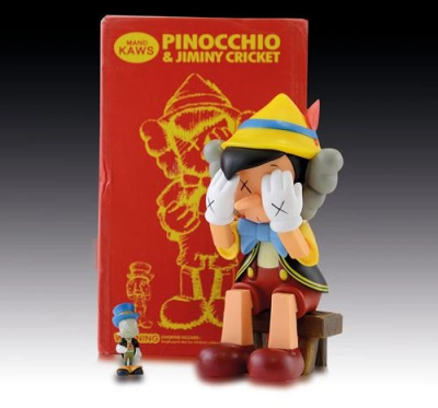 Kaws Pinocchio & Jiminy Cricket Фігурка Піноккіо Сидячий (Дісней) - 22 см