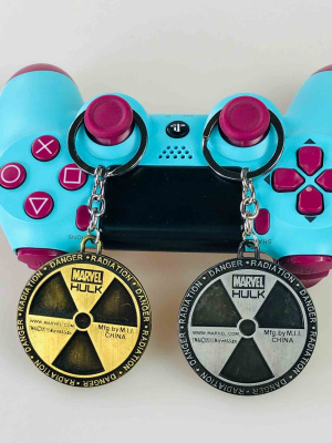 Металевий брелок Marvel Hulk «Radiation» — колекційний аксесуар (срібний / золотий)
