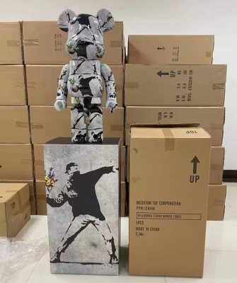 Bearbrick Banksy Flower Thrower (кидає квіти) 1000% (70 см)