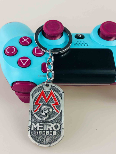 Брелок Metro Exodus — металевий геймерський брелок з логотипом гри