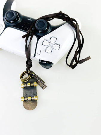 Кожаный Шнурок на Шею с Кулоном Скейт Love