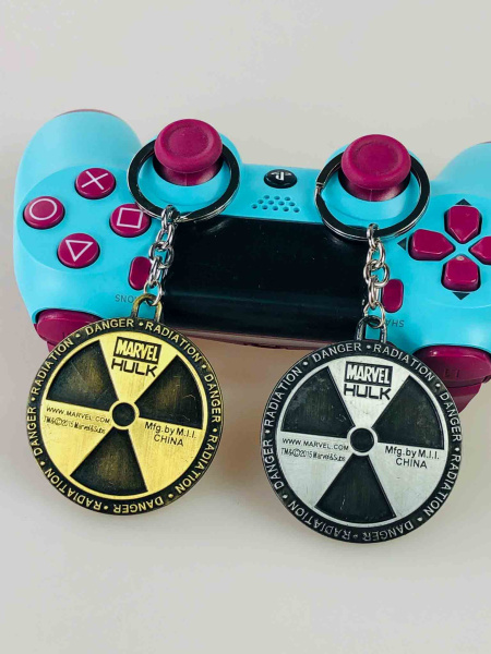 Металевий брелок Marvel Hulk «Radiation» — колекційний аксесуар (срібний / золотий)