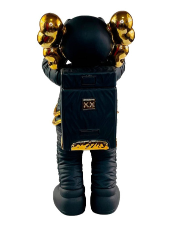 Kaws Holiday Space фигурка космонавта черная с золотом 30 см