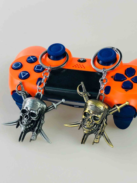 Брелок «Піратський череп з кинджалами» — металевий ігровий брелок для ключів та рюкзака