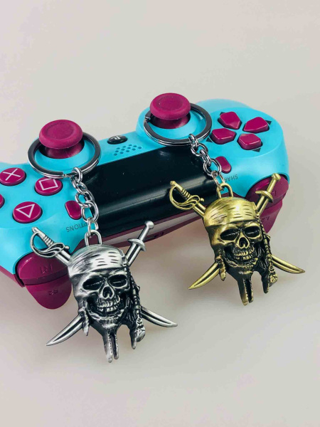 Брелок Піратський череп з кинджалами (металевий)