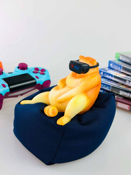 Фігурка Котана в окулярах VR на подушці (10см)