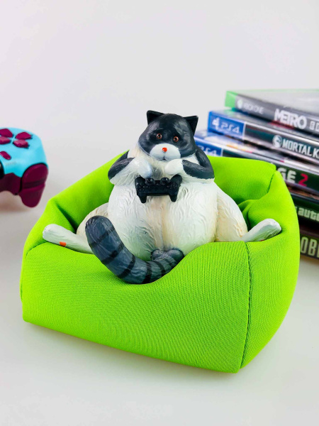 Фігурка Котана з джойстиком на подушці (10см)