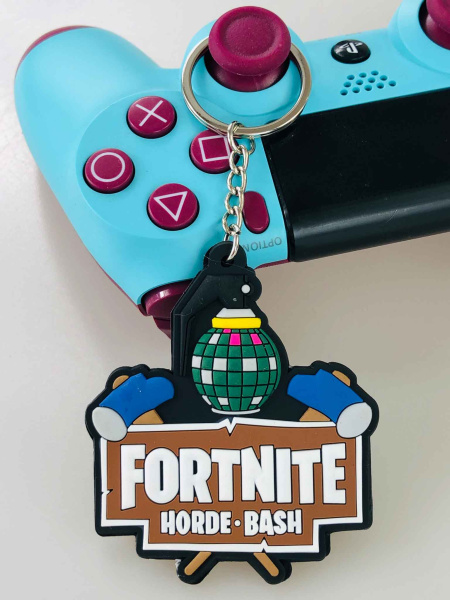 Fortnite harde bash (брелок селіконовий )