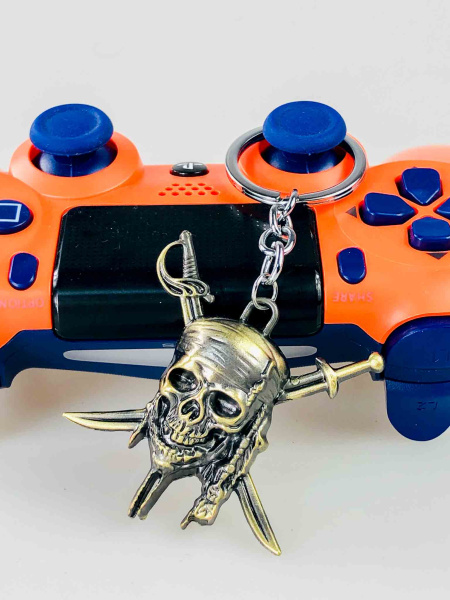 Брелок «Піратський череп з кинджалами» — металевий ігровий брелок для ключів та рюкзака