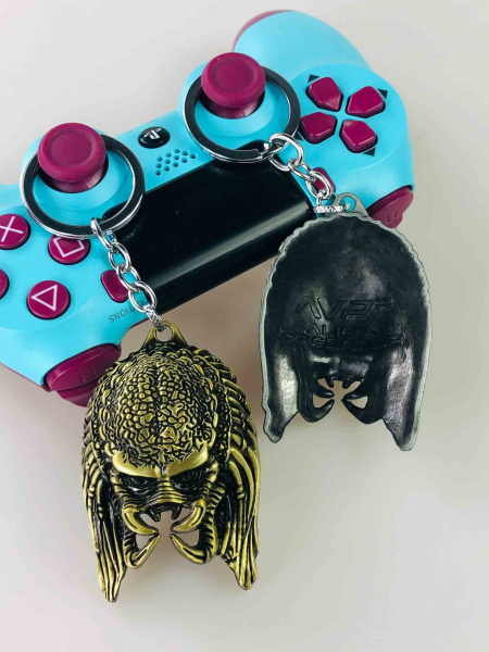 Брелок Predator (Хижак) металевий