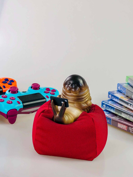 Фігурка Морського Котика з телефоном на подушці (10см)