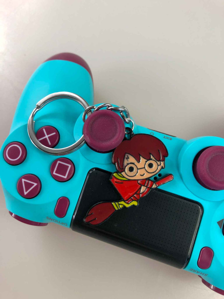 Ігровий брелок Harry Potter на мітлі металевий