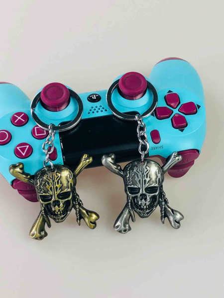 Ігровий брелок “Череп Пірата” — металевий брелок для геймерів, колір на вибір
