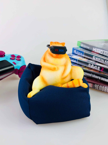 Фігурка Котана в окулярах VR на подушці (10см)