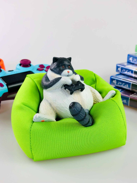 Фігурка Котана з джойстиком на подушці (10см)