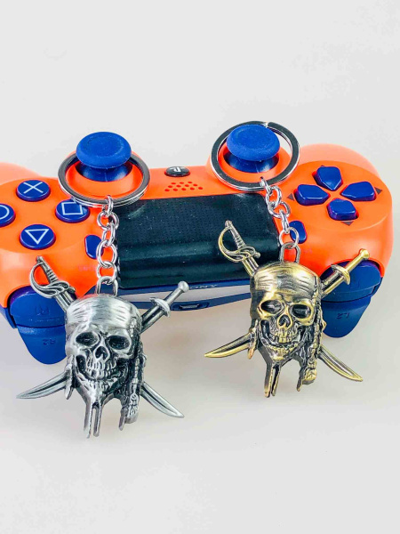 Брелок «Піратський череп з кинджалами» — металевий ігровий брелок для ключів та рюкзака