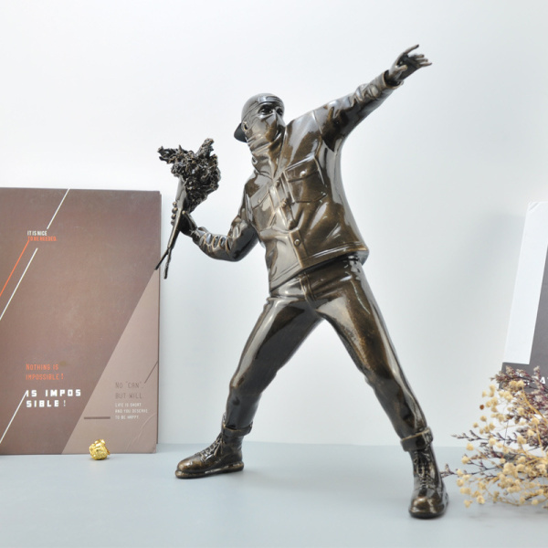 Статуетка Бэнкси banksy Кидання квітів Бронза (Фігурка)