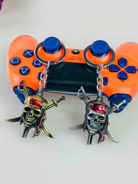 Ігровий брелок Піратський Череп з мечами – металевий брелок для геймера
