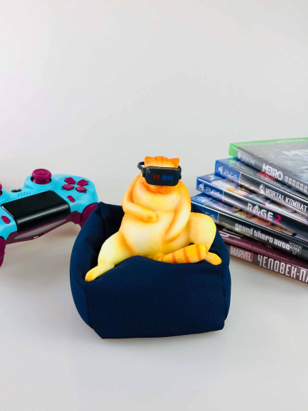 Фігурка Котана в окулярах VR на подушці (10см)