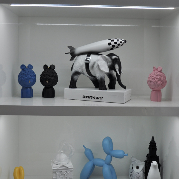Художня скульптура Banksy, статуя слона зі смоли