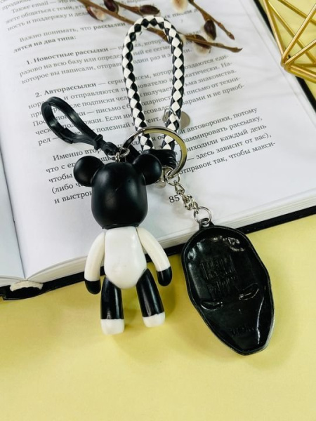 Брелок Bearbrick Crazy smiles Железный человек (Черно белый) Двойной