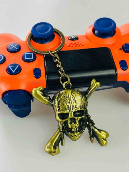 Брелок «Піратський череп з кістками» — металевий геймерський аксесуар для ключів, рюкзака