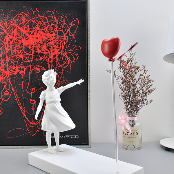 Сучасне мистецтво Бенксі, літаючий повітряна червона куля (Фігурка)