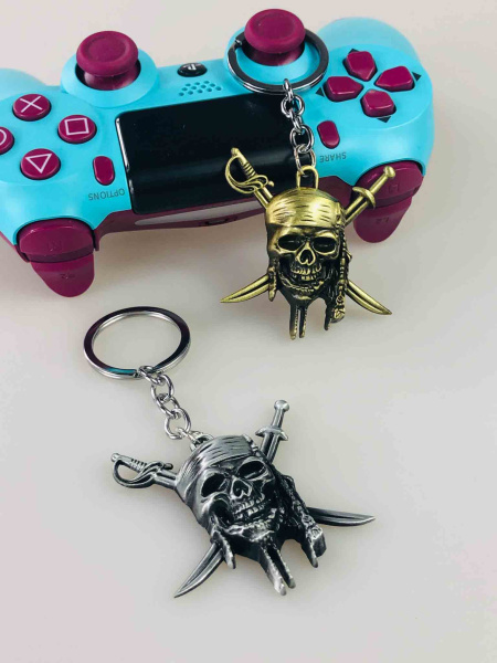Брелок Піратський череп з кинджалами (металевий)