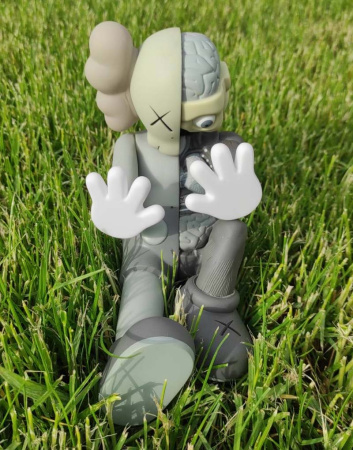 Фігурка Kaws Resting Place Companion (сірий) – 14 см