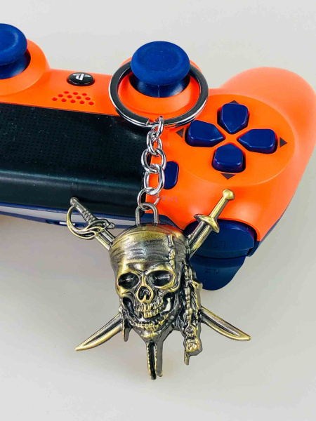 Брелок «Піратський череп з кинджалами» — металевий ігровий брелок для ключів та рюкзака