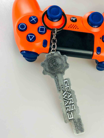 Металевий брелок Gears of War з логотипом COG