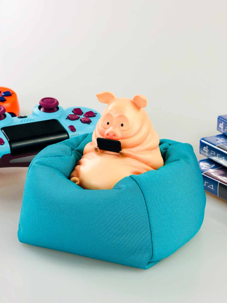 Фігурка Свинки з телефоном на подушці (10см)