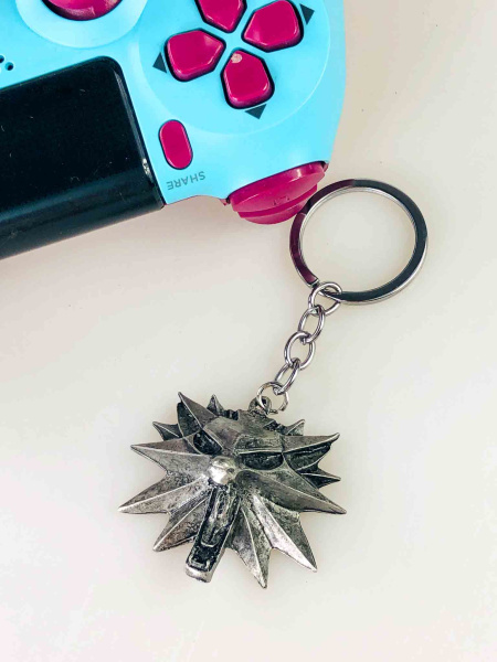 Металевий брелок “Медальйон Школи Вовка” з культової серії The Witcher