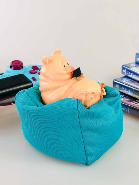 Фігурка Свинки з телефоном на подушці (10см)