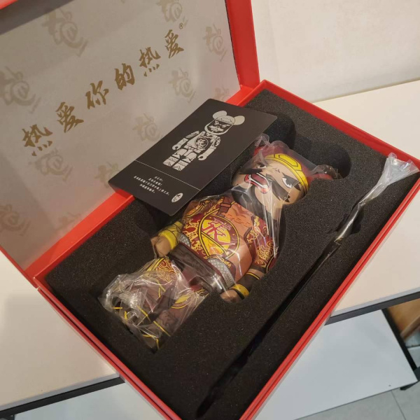 Bearbrick God of Wealth (Фігурка Бог багатства) червоний 400% (28см)