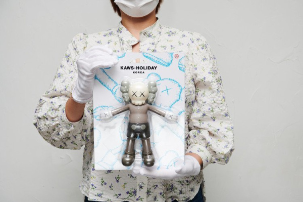 Фигурка KAWS Holiday Korea Companion Bath Toy (коричневый) - 21cm Фигурка KAWS Holiday Korea Companion Bath Toy (коричневый) - 21cm