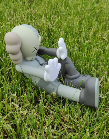 Фігурка Kaws Resting Place Companion (сірий) – 14 см