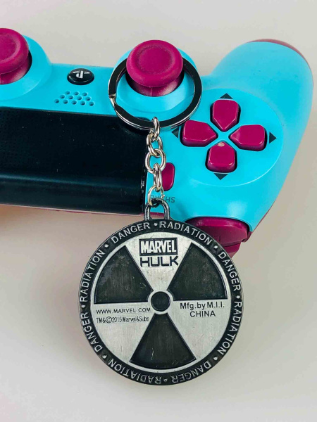 Металевий брелок Marvel Hulk «Radiation» — колекційний аксесуар (срібний / золотий)