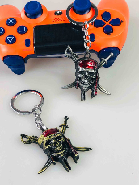 Ігровий брелок Піратський Череп з мечами – металевий брелок для геймера