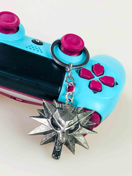 Металевий брелок “Медальйон Школи Вовка” з культової серії The Witcher