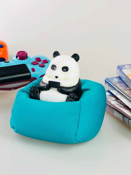 Фігурка Панди з телефоном на подушці (10см)